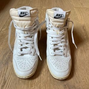 NIKE size 10 WHITE wedge sneaker